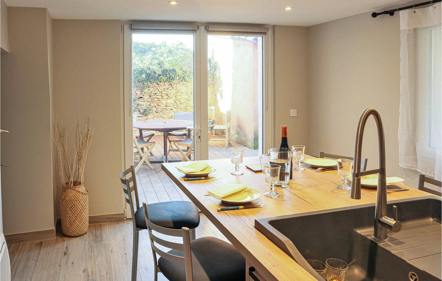 Ganze Ferienwohnung, Gartenwohnung in der Nähe des Stadtzentrums mit Gefrierschrank und Internet in Villes-sur-Auzon, Parc naturel régional du Mont-Ventoux