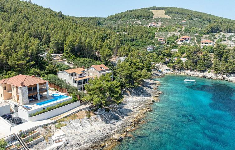 Villa for 5 people, with terrace and garden on Korcula