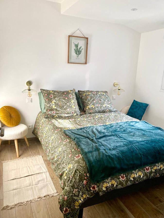 Gîte pour 2 personnes, avec piscine ainsi que terrasse et jardin à Simiane-Collongue - 3
