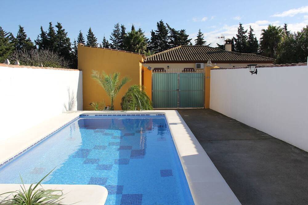 Villa Alzira 2, swimming pool, air conditioning, internet  for 5 pers. in Los Franceses-La Vega, Chiclana de la Frontera