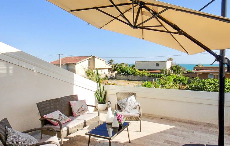Entire holiday apartment, Sea View Apartment, 200m to Beach, Terrace Parking in Spiaggia Santa Maria del Focallo, Pozzallo