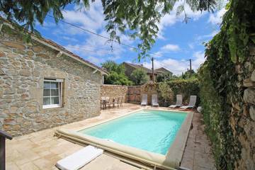 Gîte pour 8 personnes, avec jardin ainsi que piscine et terrasse à Châteauponsac