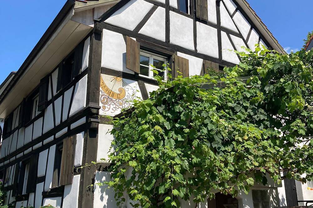 Ganze Wohnung, 400 Jahre altes Fachwerkhaus im Dorfkern am Dorfbrunnen in Grenzach-Wyhlen, Südschwarzwald