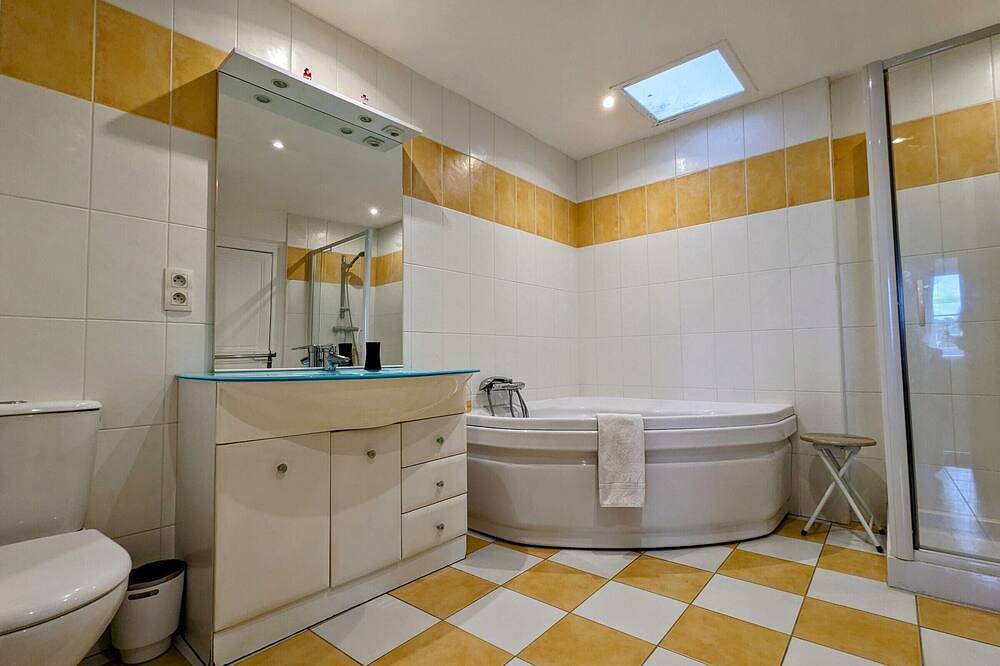 Spacious 4-Person Room with Private Bath and Breakfast Included in Châteauroux, Châteauroux region