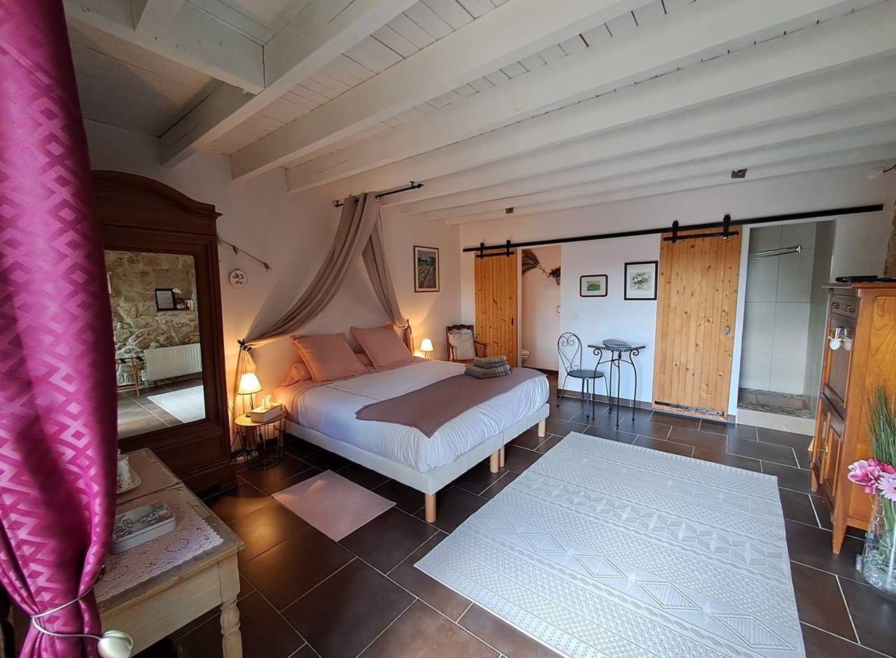 Domaine Saint Claude - Chambres & insolite - Chambre Lie-de-vin in Malleval, Parc Naturel Régional du Pilat