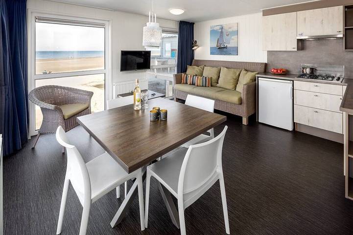 Huisje aan zee voor 4 personen, with terras and zwembad as well as balkon/terras in Kamperland