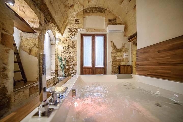 Chambre d’hôte pour 3 personnes, avec Balcon et Jacuzzi ainsi que Terrasse et Sauna