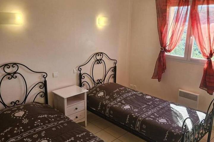 Location de vacances pour 4 personnes, avec Terrasse ainsi que Jardin et Piscine à Bauduen - 2