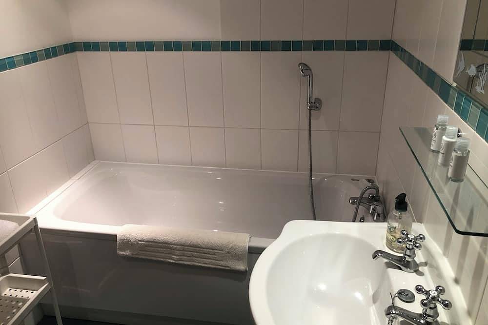 Comfortable gîte for 4 people with swimming pool, large garden - 15 km from the sea in Chenac-Saint-Seurin-d'Uzet, Saintes und Umgebung