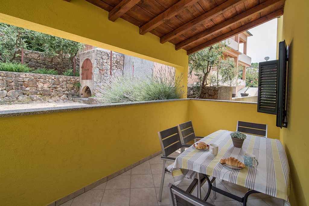 Entire holiday apartment, Holiday apartment 50 m from the beach  in Vrbnik, Krk