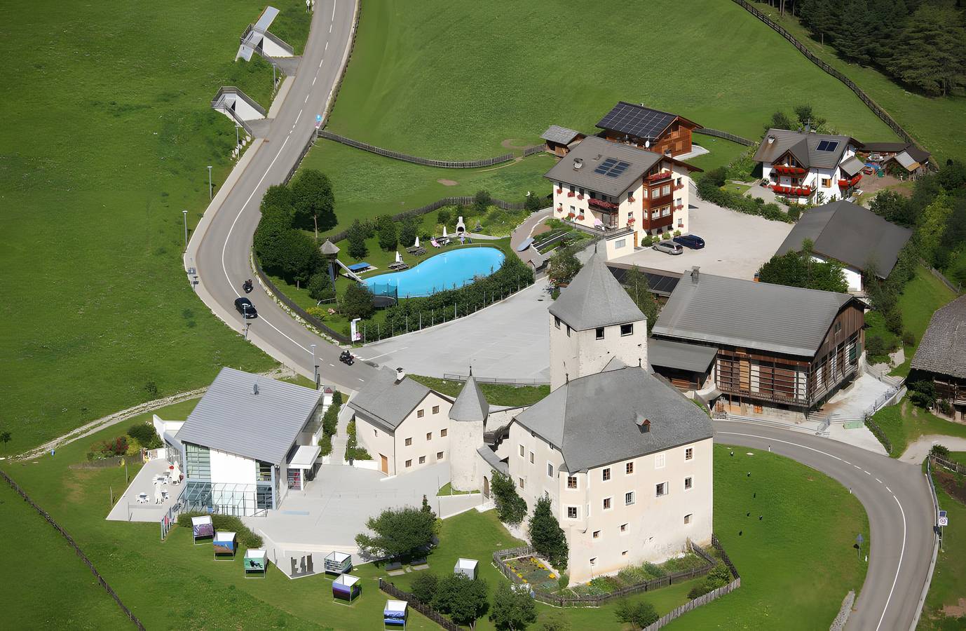 Ganze Wohnung, Apartment 'Ciastel' mit Bergblick, Gemeinschaftspool und Wlan in St. Martin in Thurn, Dolomiti Superski