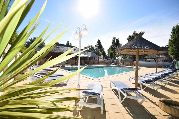 Camping pour 4 personnes, avec Terrasse et Jacuzzi ainsi que Jardin et Piscine