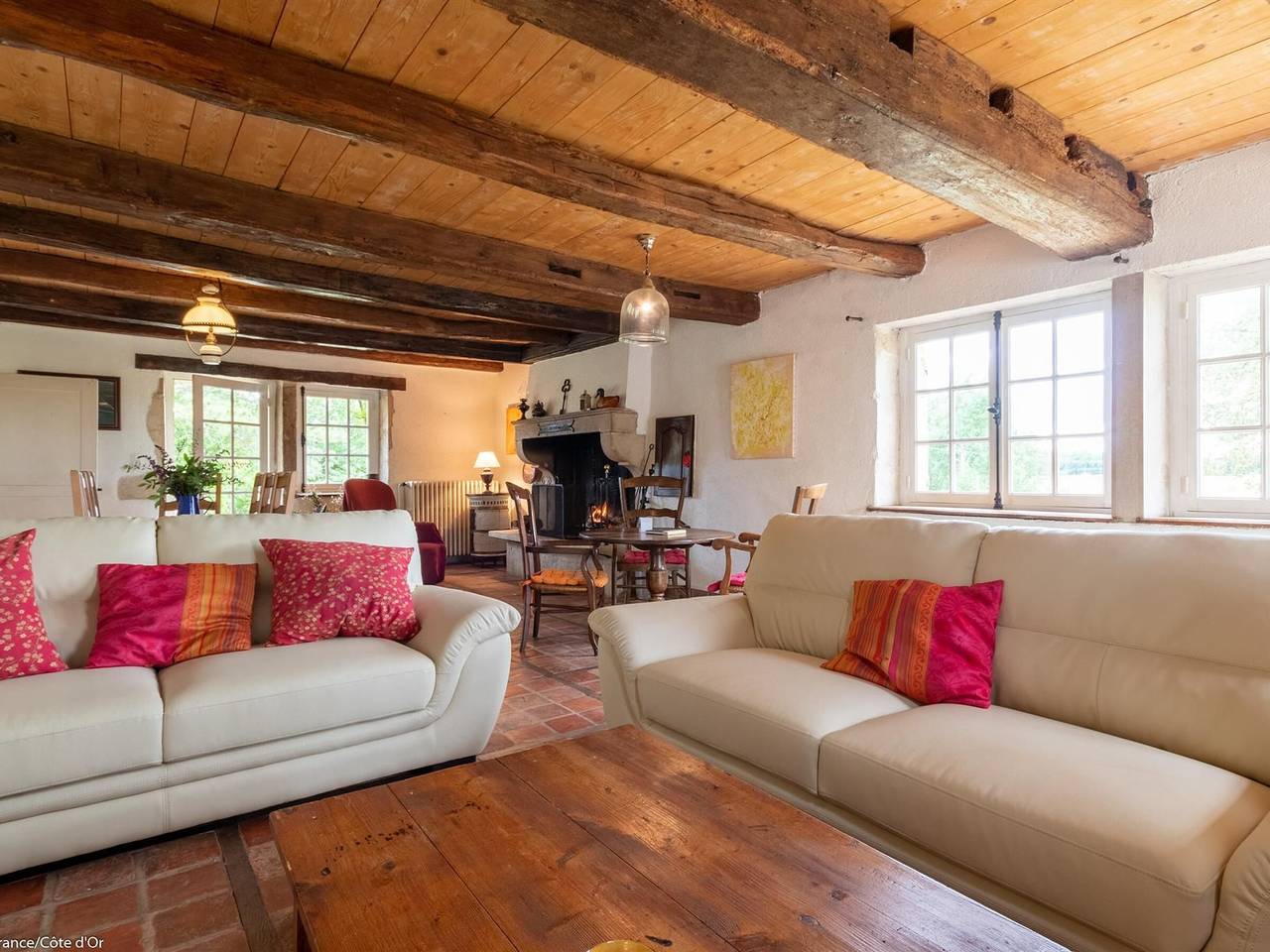 Maison charmante avec cheminée et animaux admis près de Bèze in Noiron-sur-Bèze, Région de Dijon