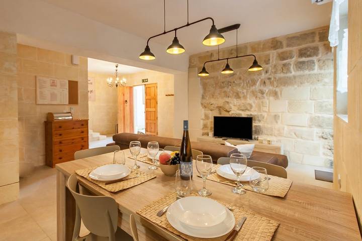 Naduri, Beautiful Gozitan Villa + Pool in Nadur, Gozo