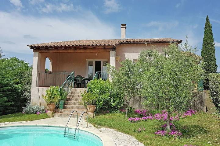 Location de vacances pour 4 personnes, avec Terrasse ainsi que Jardin et Piscine à Saint-Laurent-de-Carnols