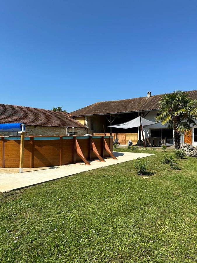 Location de vacances pour 11 personnes, avec vue ainsi que piscine et jardin, adapté aux familles à Puyréaux - 4