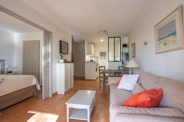 Gîte pour 3 personnes, avec piscine et jardin dans Golf de Pont Royal - 2