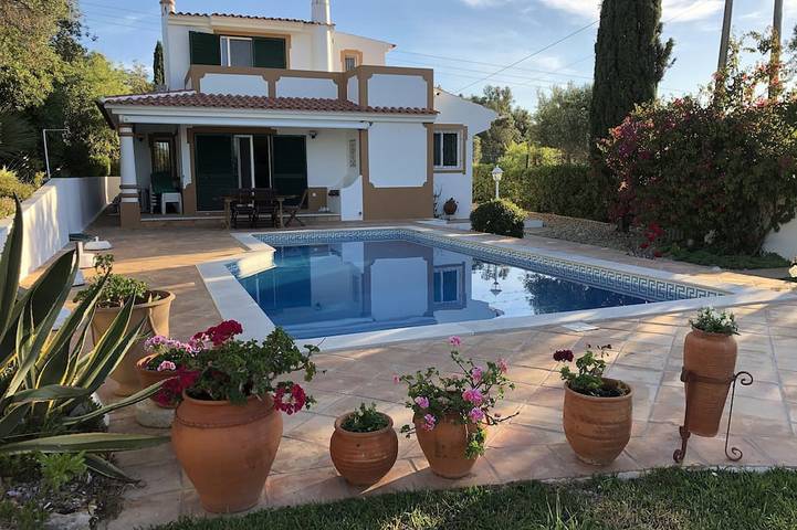 Villa para 6 pessoas, com jardim e varanda em Loulé