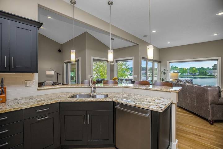 Vacation rental for 15 people, with hot tub and yard in South Bend