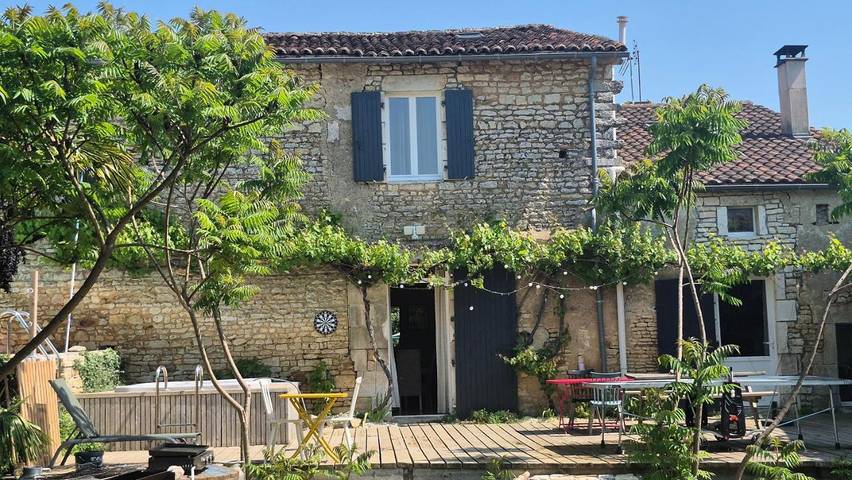 Maison de campagne pour 9 personnes, avec jardin ainsi que piscine et jacuzzi, animaux acceptés à Saint-Amant-de-Bonnieure - 3