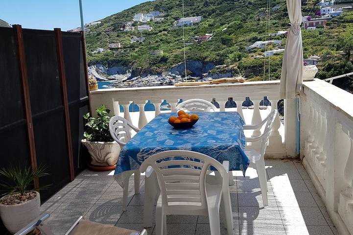 Typisches lokales Haus am Meer, eine Minute zu Fuß vom Strand entfernt in Ponza, Latium