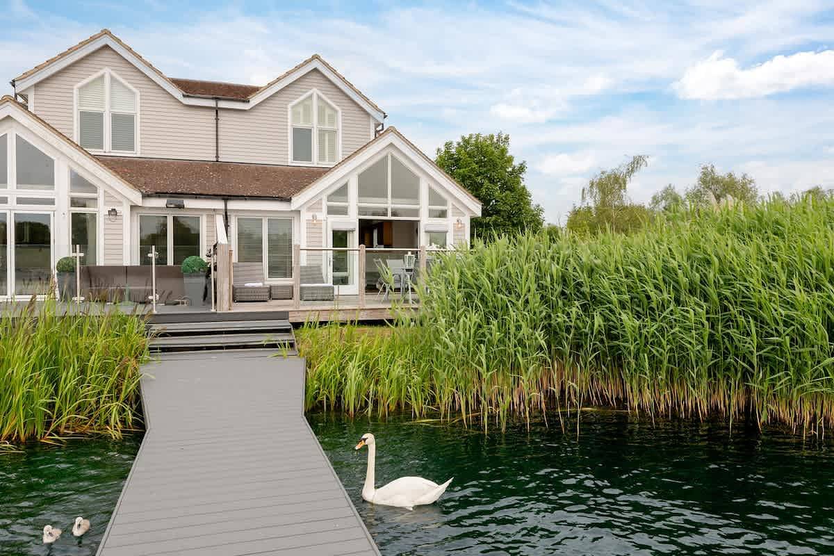 Firefly Lodge - Lakeside Cotswold Stay with Kayaks in Gloucestershire