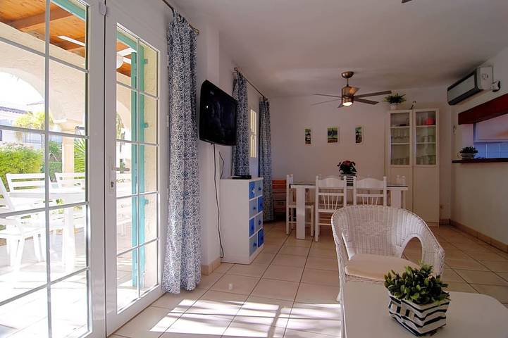 Luxus-Strandhaus 50 Meter vom Strand entfernt, befindet sich in einer Gated Community. in Playa de Quitapellejos (Vera), Vera