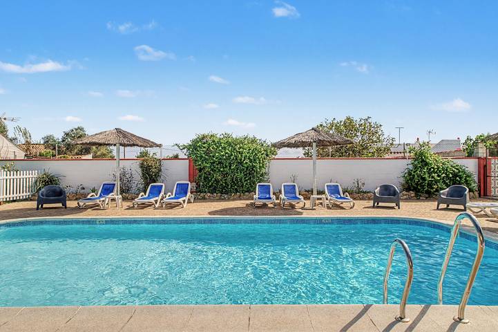 Entire apartment, Apartment 'El Pino' with Shared Pool, Air Conditioning and Wi-Fi in Barbate, Costa de la Luz