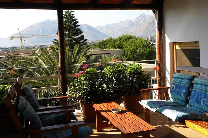 Casa vacanza per 7 persone, con giardino e balcone in Casteldaccia