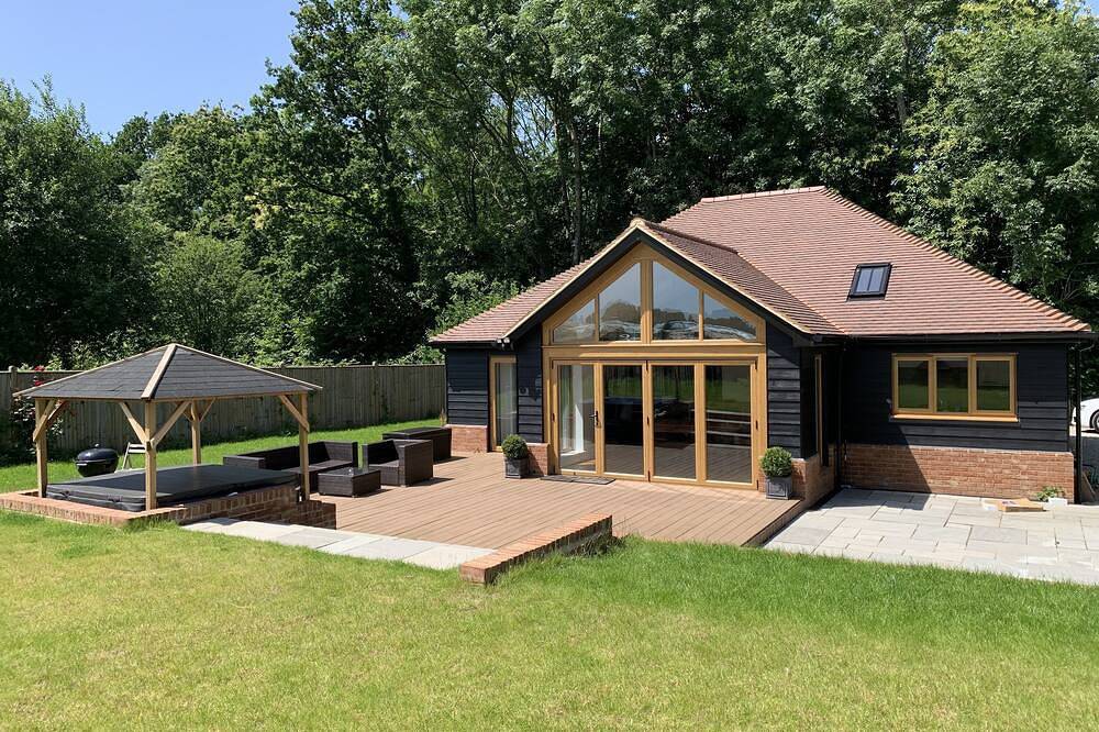 A modern luxury bungalow with an amazing hot tub located in a rural part of Kent in Greensands Ridge, East Sutton