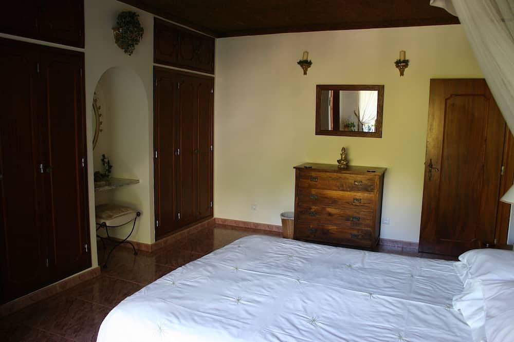 Luxury secluded and spacious villa with huge heated private Pool in Portimão, Faro District