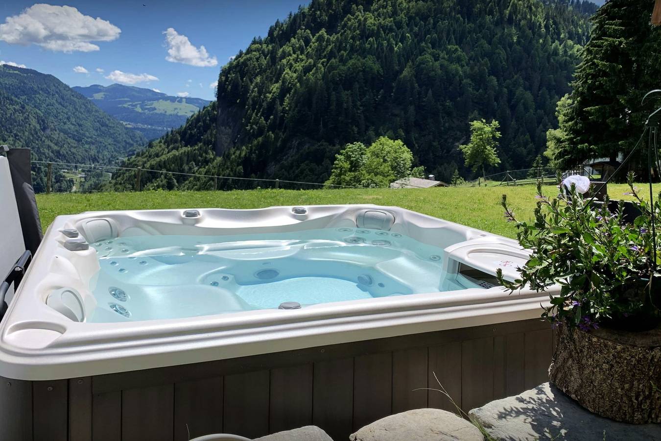 Stunning La Giettaz chalet with a hot tub - village & skiing - Ovo Network in La Giettaz, Albertville region
