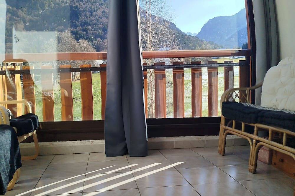 Entire apartment, Studio 'Grand Serre' with Lake View and Private Terrace in La Morte, Écrins National Park