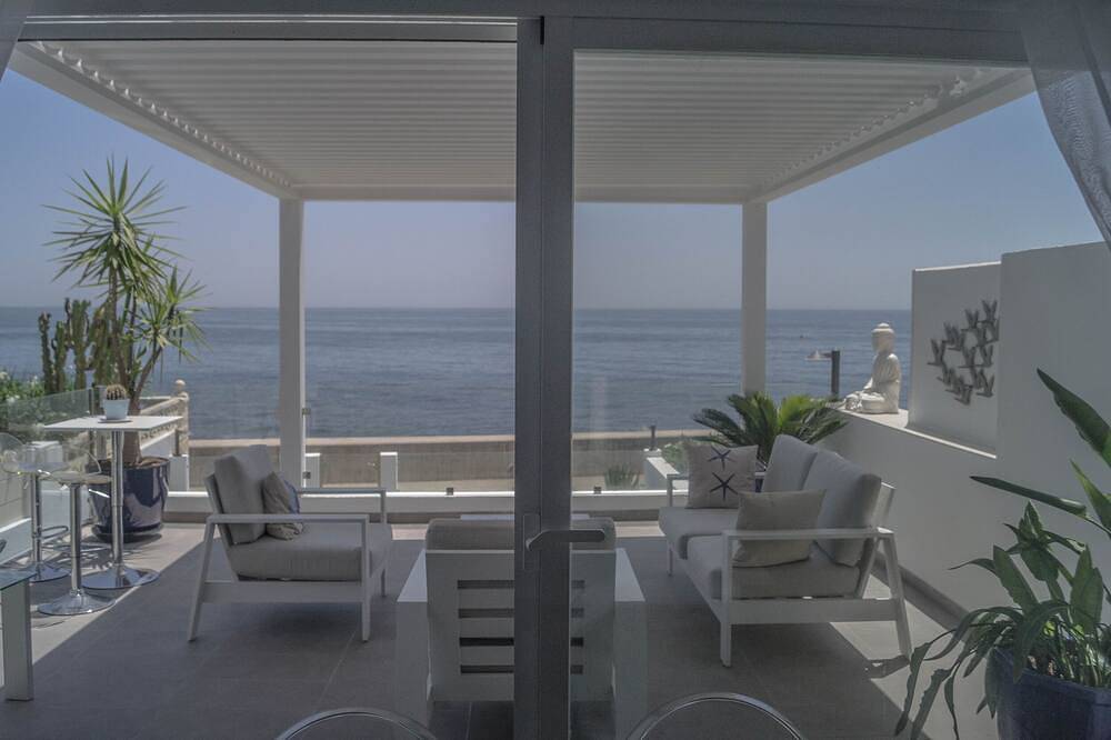 Una casa contemporánea al borde del mar en Bahia Dorada, Estepona in Estepona Old Town, Estepona