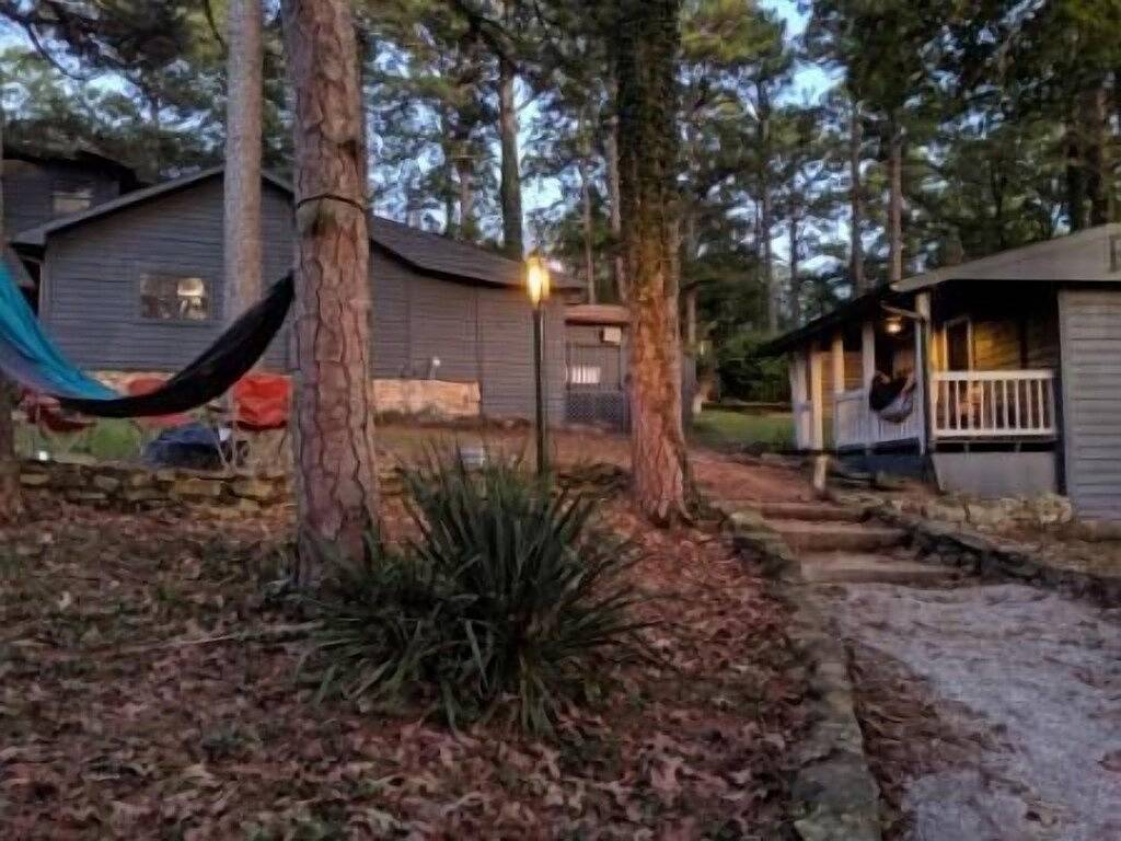 Adventure Cabin 2 with King Bed and Private Hot Tub in Eureka Springs, Carroll County (AR)