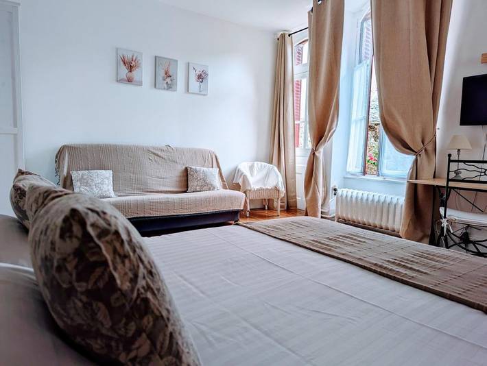 Hôtel pour 4 personnes, avec Terrasse ainsi que Jardin et Vue dans Office De Tourisme De Bourbon Lancy