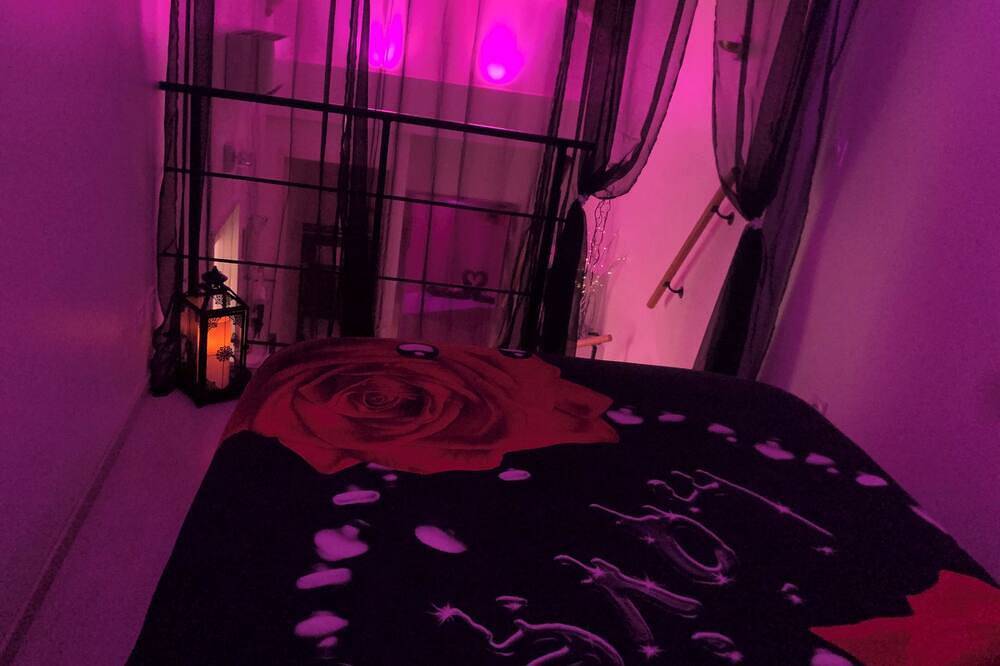Appartement entier, Appartement Love Room avec jacuzzi et hammam privatisé lieu insolite en amoureux in Orgone, Région d'Arles