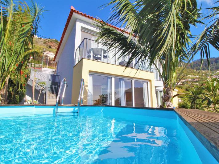 Location de vacances pour 6 personnes, avec jardin et piscine dans Arco da Calheta