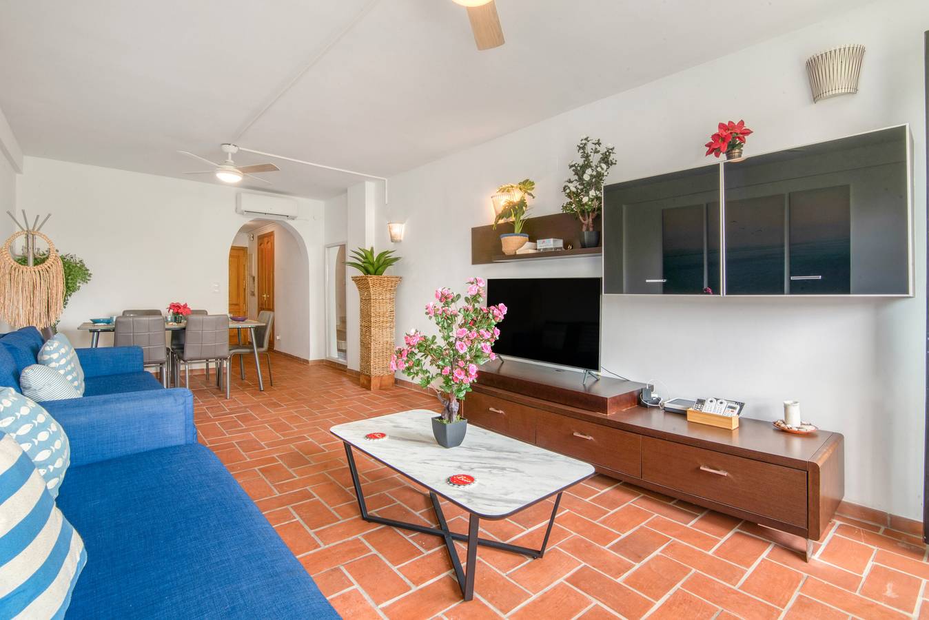 Apartamento entero, Apartamento 'Chill Beach' con piscina compartida, Wi-Fi y aire acondicionado in Almadraba, Costa Blanca