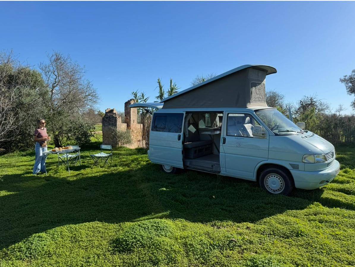 Rent a Blue Classics's Campervan Vw T4 Azul - Algarve - Faro -Portugal in Praia da Rocha, Portimão