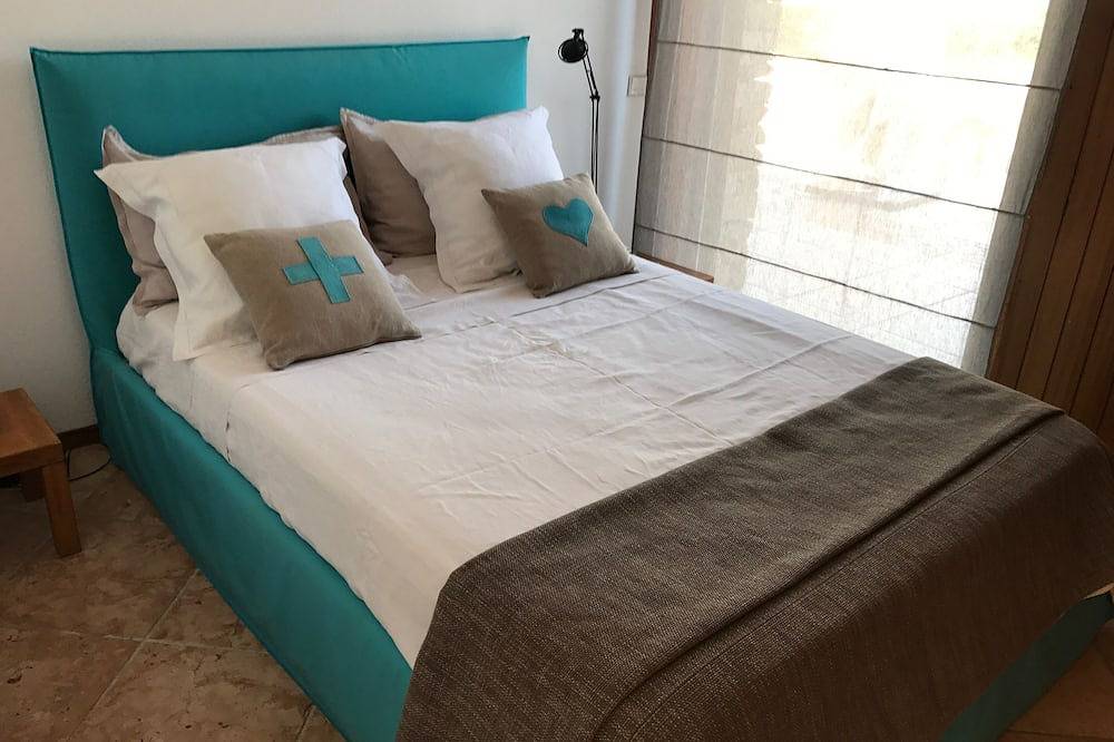 Waterfront Villa Private Estate Swimming Pool And Spa in Cap Bénat, Bormes-les-Mimosas