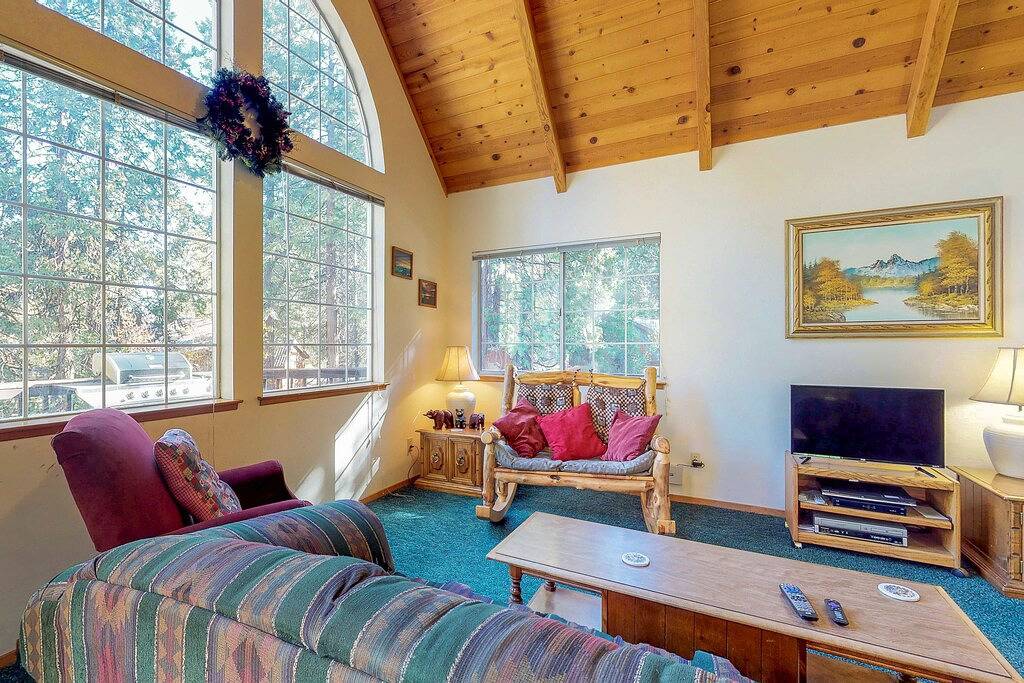 Klassisch charmantes familienfreundliches Haus mit bester Lage und großer Terrasse in Shaver Lake, Kings Canyon Nationalpark