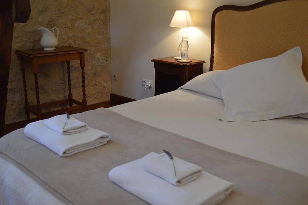 One Bedroomed Cottage Surrounded By Over 6 Acres of Breath-taking Scenery in Montpeyroux, Périgord Pourpre