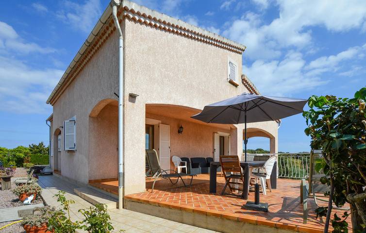 Entire holiday apartment, Cozy 2km to Beach: 100m² Apartment with Terrace & Parking in Cervione, Corte region