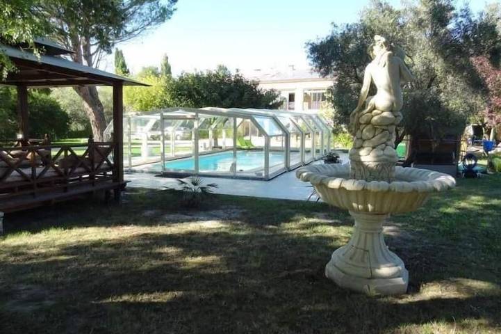 Location de vacances pour 10 personnes, avec Jacuzzi ainsi que Terrasse et Jardin à Avignon