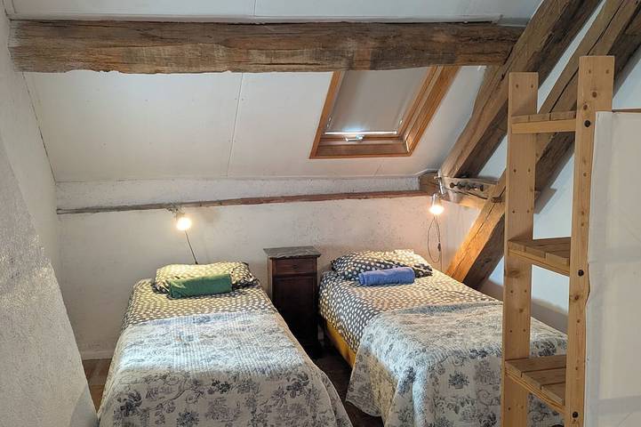 Country House & tennis court& swimming pool. 12 pers, dog accepted. Meals available. in Crux-la-Ville, Nièvre