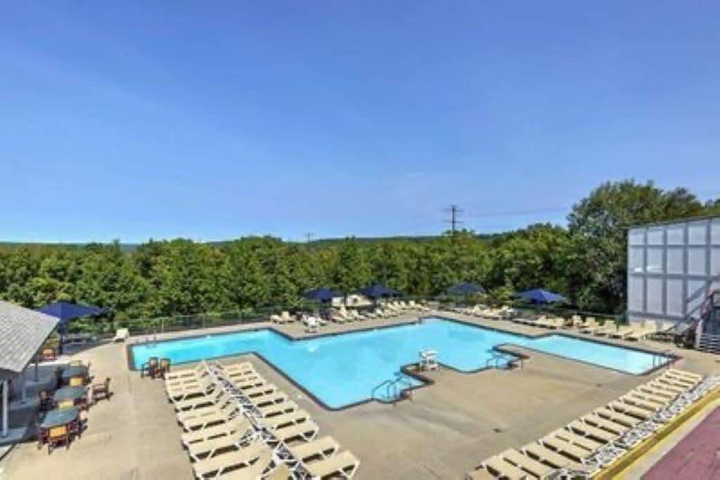 Beautiful Bi-level. Game room with pool table, 5 Uhdtvs, Wifi. Central heat/air. in Bushkill, Pike County