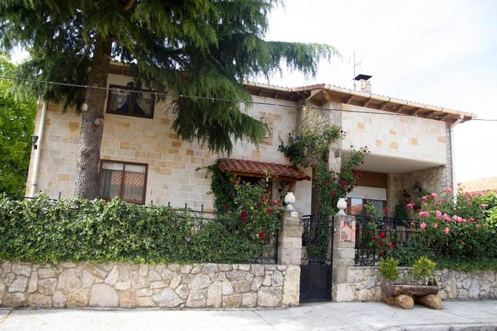 Casa rural para 27 personas, con Balcón y Terraza además de Jardín y Vistas en Calatañazor - 2