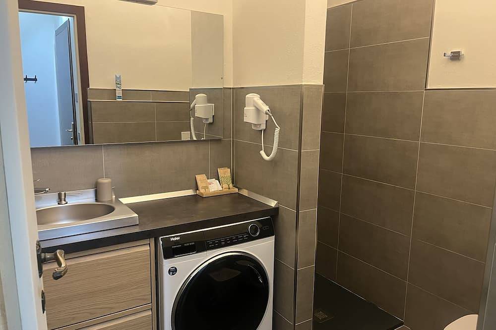 Appartement entier, Studio-Appartement-Salle de bain privée-Vue sur Rue in Plaisance (Italie), Province de Plaisance