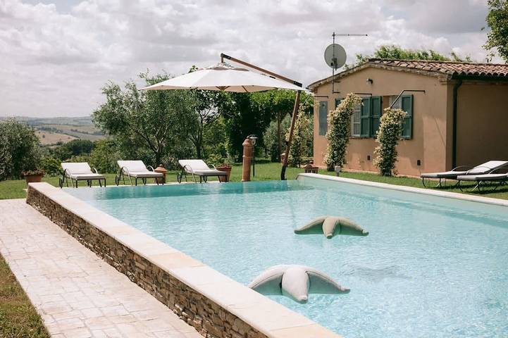 Ferienwohnung für 4 Personen, mit Pool und Garten sowie Balkon